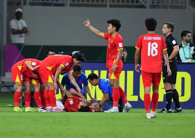 Hình ảnh minh họa các phương thức liên hệ hỗ trợ khách hàng như điện thoại, email và chat trực tuyến, với logo 999ok.